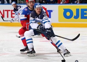 MINSK, BELARUS - MAY 11: Finland's Olli Jokinen #12 reaches for the puck while Russia's Nikolai Kulyomin #41 defends during preliminary round action at the 2014 IIHF Ice Hockey World Championship. (Photo by Andre Ringuette/HHOF-IIHF Images)

