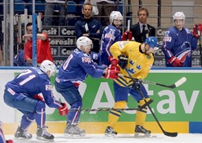 MINSK, BELARUS - MAY 15: Sweden's Dick Axelsson #28 pulls the puck away from France's Teddy Da Costa #80 during preliminary round action at the 2014 IIHF Ice Hockey World Championship. (Photo by Richard Wolowicz/HHOF-IIHF Images)

