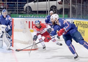 MINSK, BELARUS - MAY 20: France's Antonin Manavian #4 gets a pass off with pressure from Czech Republic's Michal Vondrka #82 during preliminary round action at the 2014 IIHF Ice Hockey World Championship. (Photo by Richard Wolowicz/HHOF-IIHF Images)


